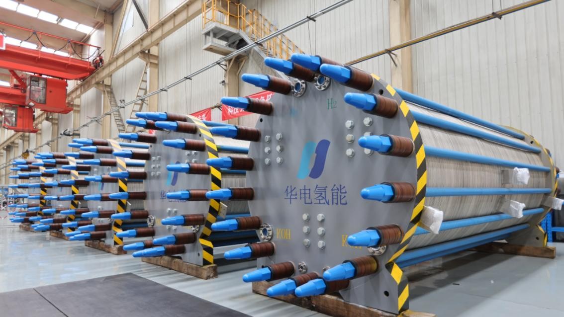 图为：华电科工股份公司推出的“华臻”碱性电解槽、“华瀚”PEM电解槽及纯化装置系列产品（受访者供图）