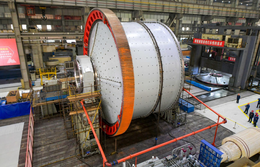 ▲中信重工研制三台应用西藏雪域高原矿山装备