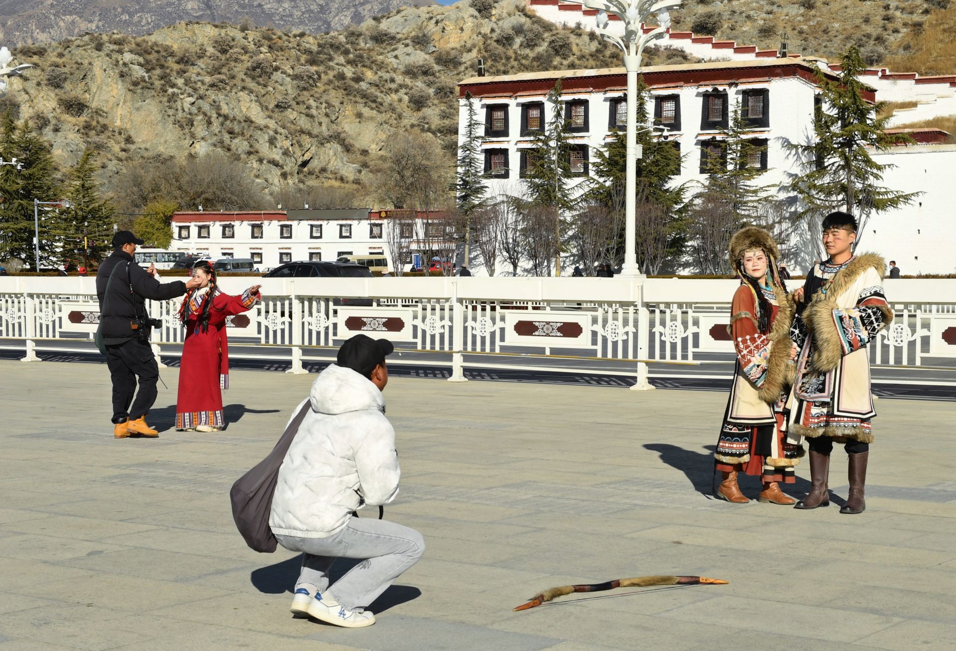 图为游客穿着藏装在布达拉宫广场拍摄写真照。记者 旦增兰泽 摄