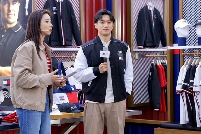 F1赛车手周冠宇亮相上海TOMMY HILFIGER X 凯迪拉克F1车队联名系列快闪