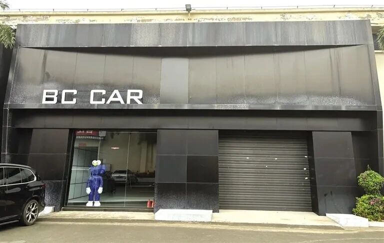 海口两男子卖车，“宝马保时捷总价65.3万，车行老板只付了20万”，尾款未结清，车就过户了