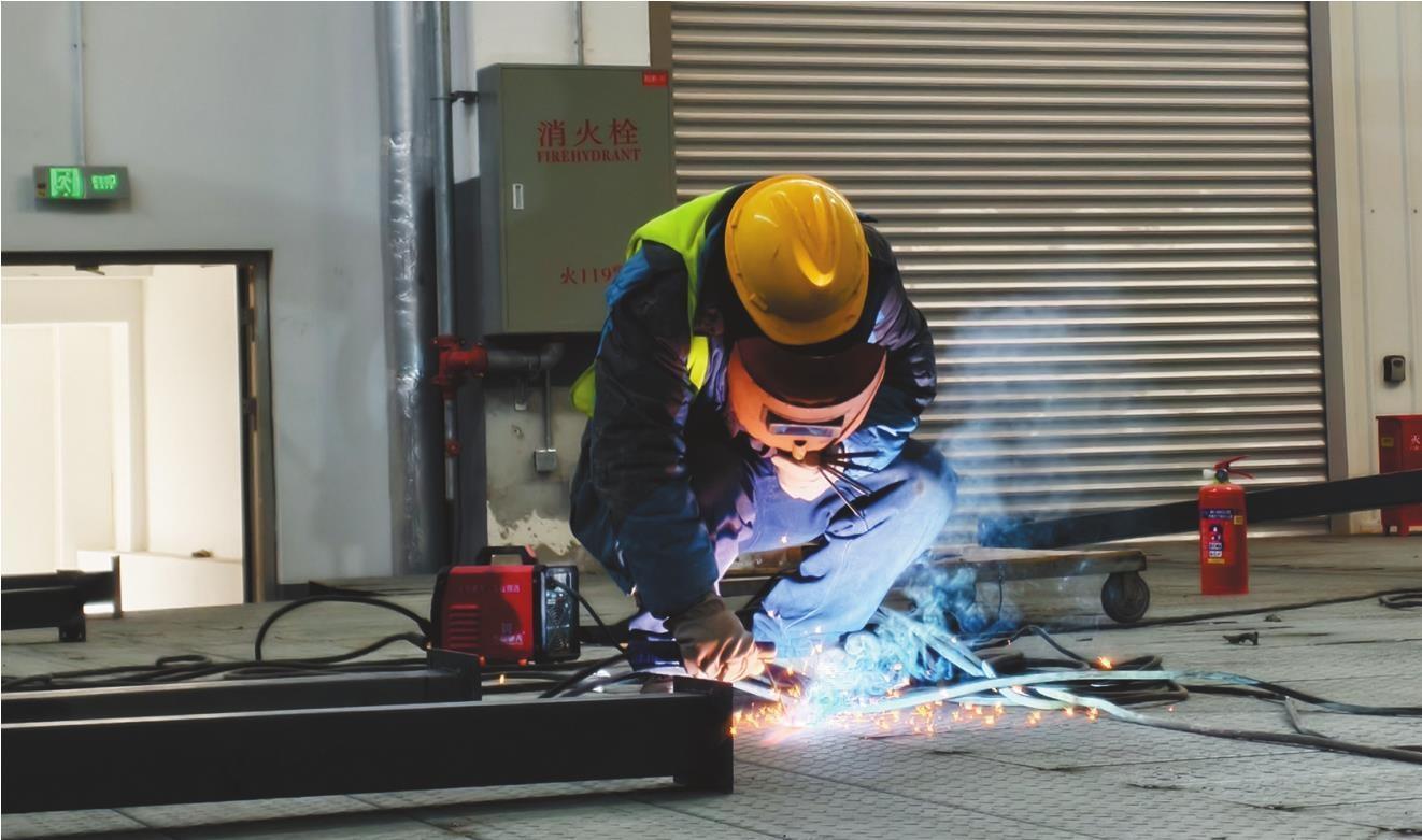 申通快递盘锦转运中心二期项目厂房内，工人正在安装设备。 本报记者 费嘉维 摄