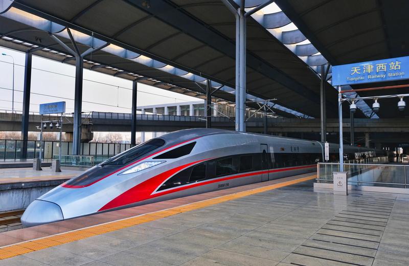1月26日，一列京津冀环线高铁列车从天津西站驶出。 新华社发（杨宝森 摄）