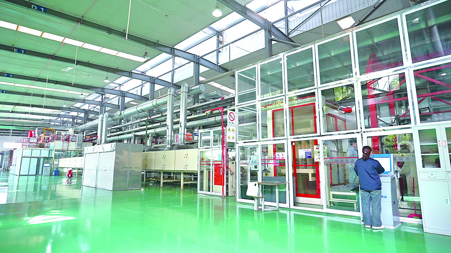 安利股份自动化生产线 朱文兵 摄