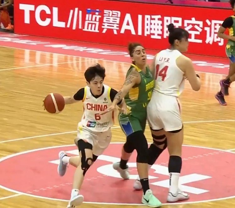 高质量掩护！李月汝反击1挡2 助杨舒予上篮得手