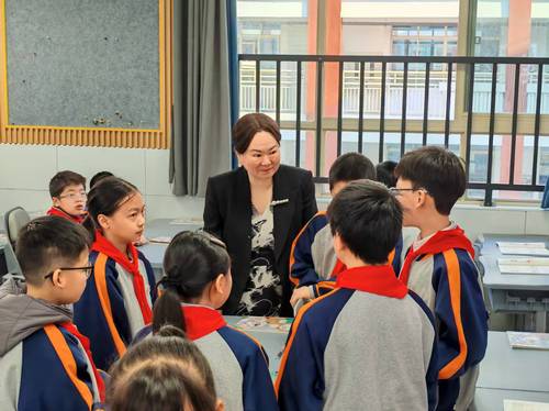 全國政協委員柳玲玲（中）在湖南省嶽陽市嶽陽樓區東風湖學校向學生宣講全國兩會精神。受訪者供圖
