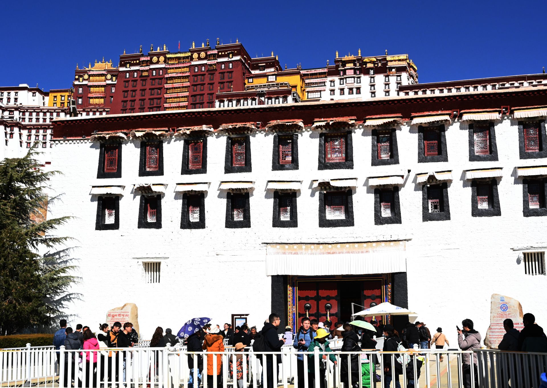 图为游客有序进入布达拉宫。记者 洛桑 摄