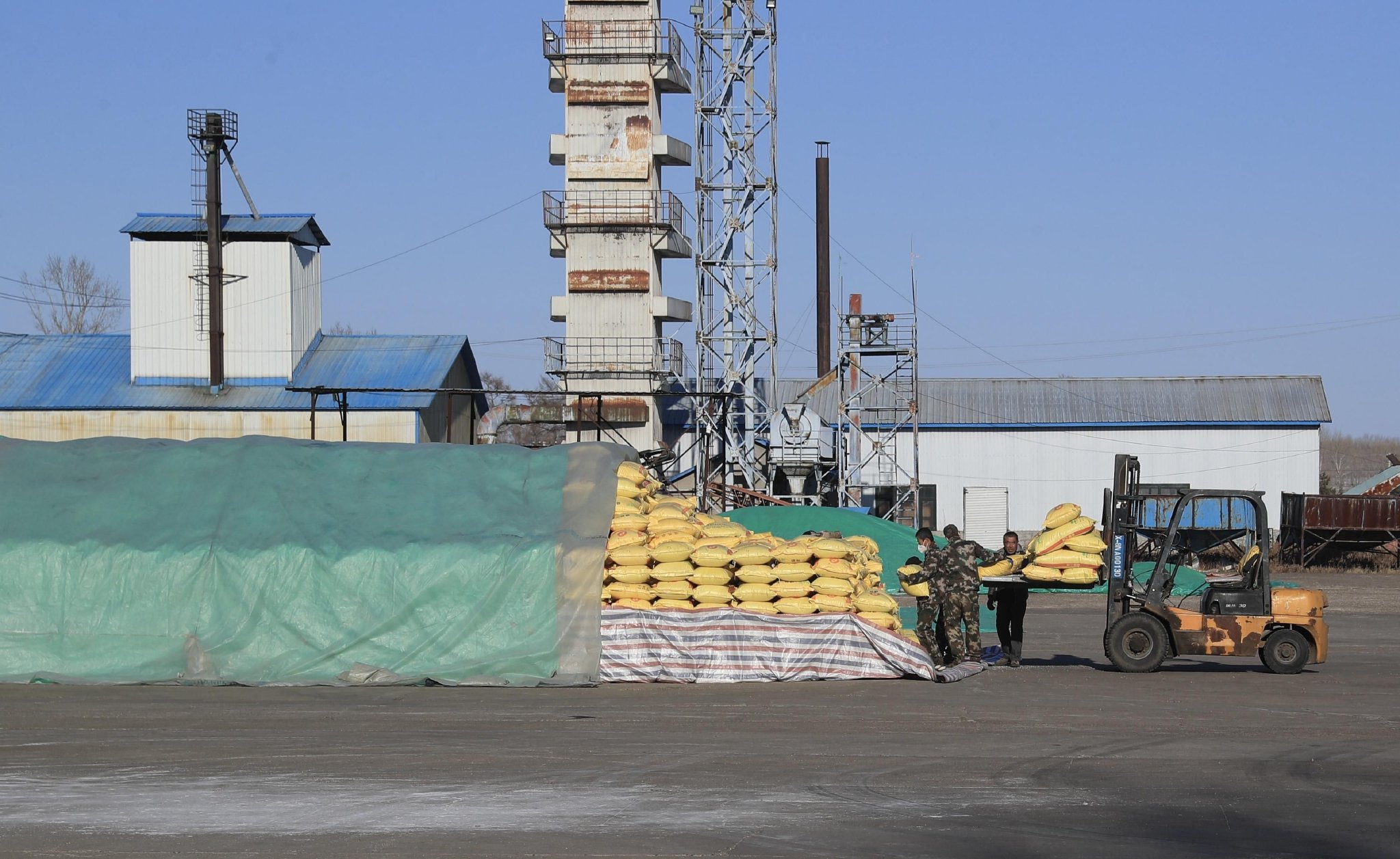 赵光农场运载混拌肥现场