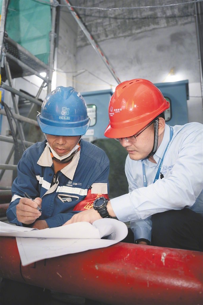 ​“玲龙一号”项目建设现场，两名工作人员正在整理数据。受访者供图