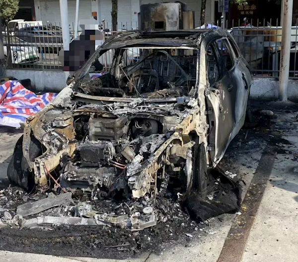 奔驰EQB自燃烧成壳 车主：厂家拖了2个月才处理 代步车也没有