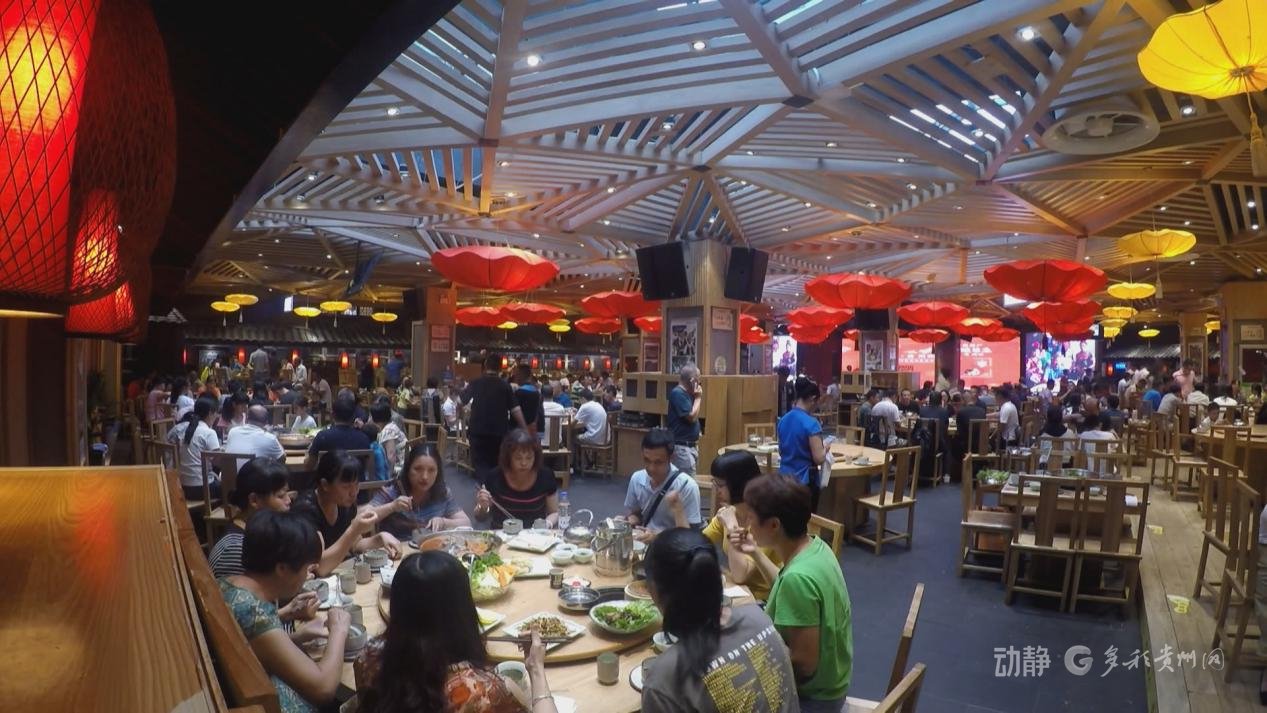 贵州火锅店热气腾腾蔬菜任意吃