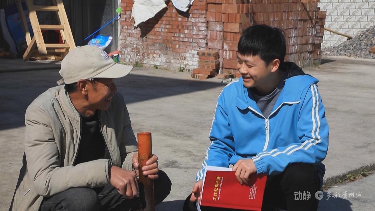 “90后”第一书记杨刚(右)