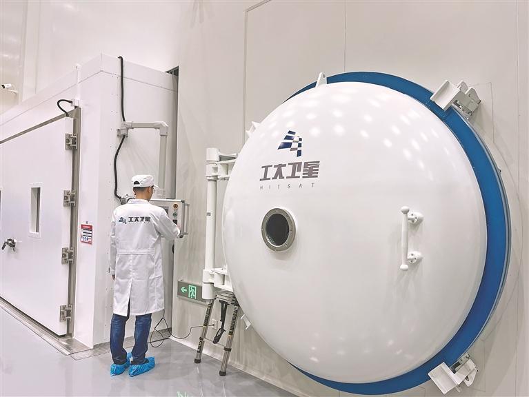 工大卫星技术人员在做试验。本报记者 薛婧摄