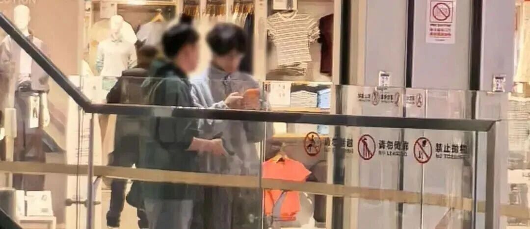 ▲一位消费者正在与黄牛交易号码