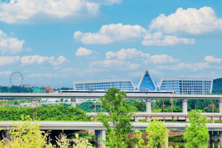 轨道交通资阳线列车驶过资阳方特。资阳融媒体中心供图