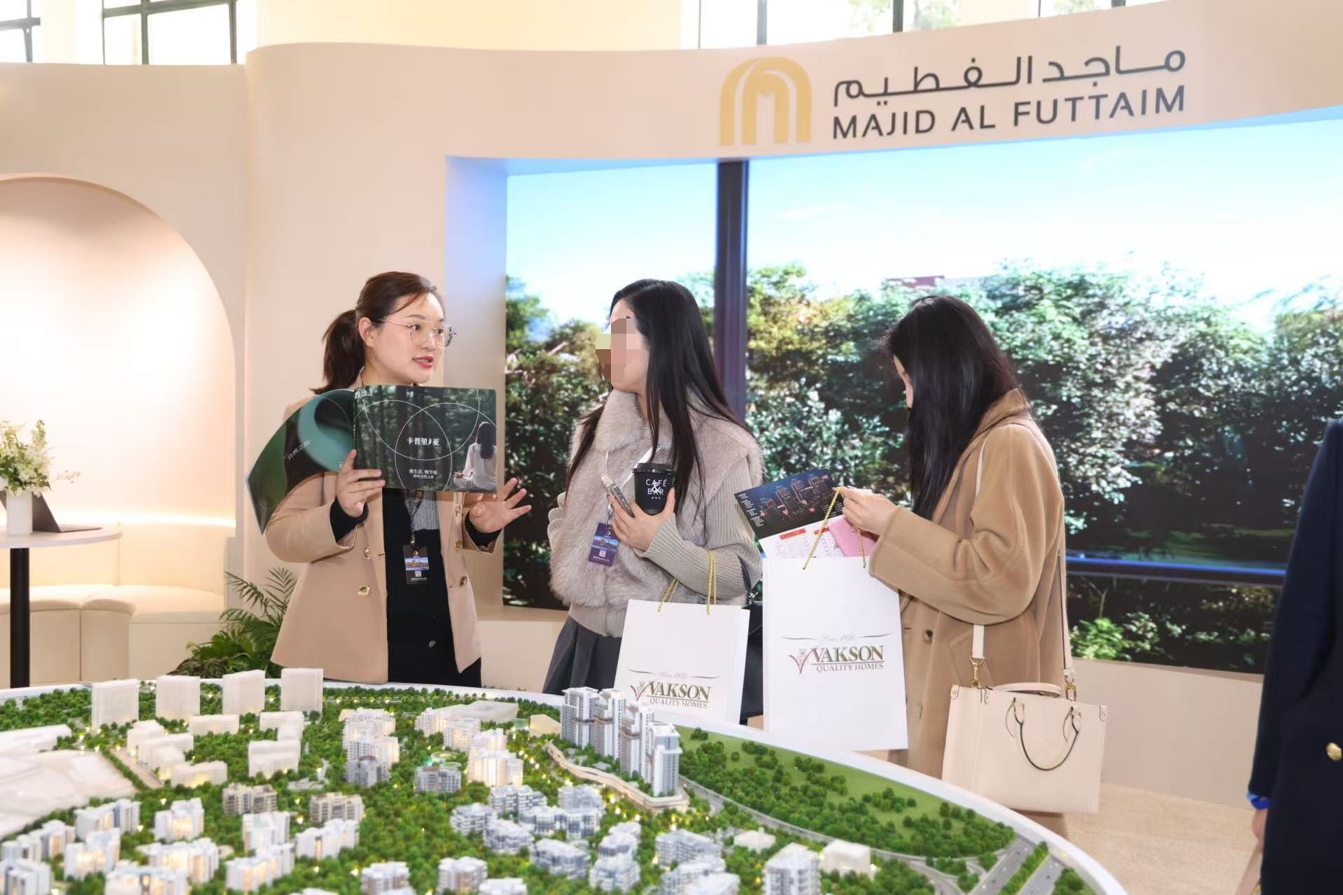 汤慧（左一）带中国投资者在迪拜看房 图片来源：受访者供图