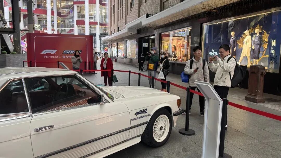 文商旅体展联动 | F1热潮延续，两辆展车现身南京路，市民逛街就能偶遇“经典与速度”