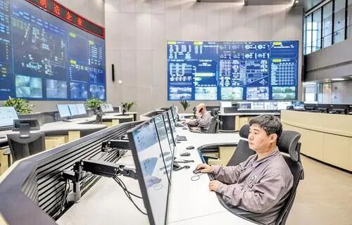 近日，在河钢集团唐钢公司生产调度指挥中心的大屏幕上，各类生产数据实时显示。河北日报记者 赵杰 摄