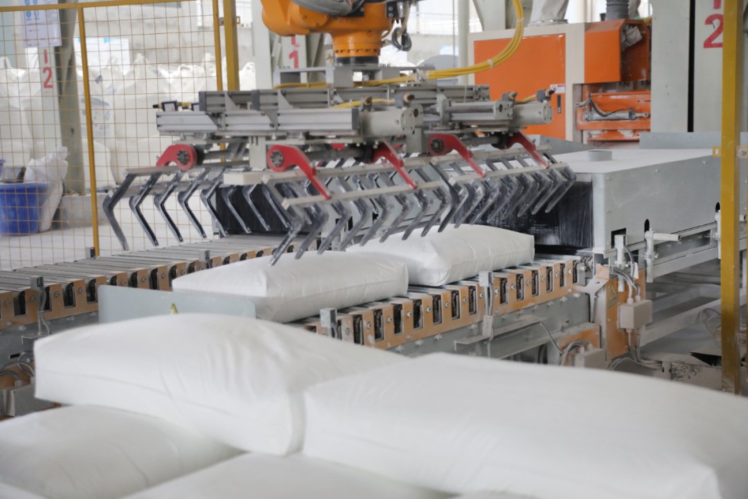 位于峨眉山市的中科乐美新材料有限公司抢抓一季度生产。（受访者供图）