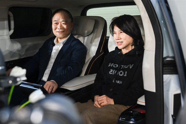 董明珠回应提车极氪009：世界汽车看中国 中国汽车看吉利