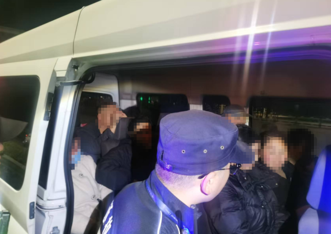 不要命了？9座面包车硬塞14人！