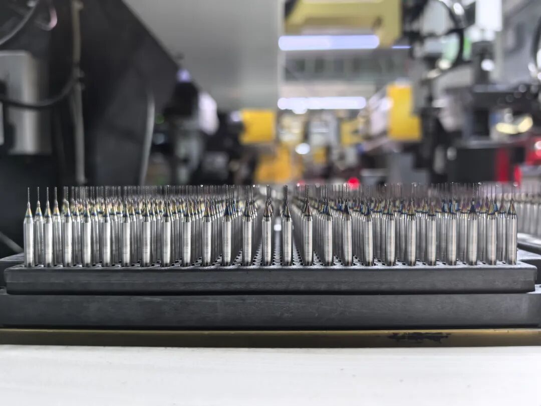 图为全自动包装线上整齐排列的成型微钻针。
