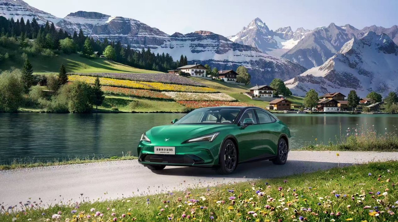 北汽极狐定位“AI高性能宽体轿跑”全新阿尔法S5上市