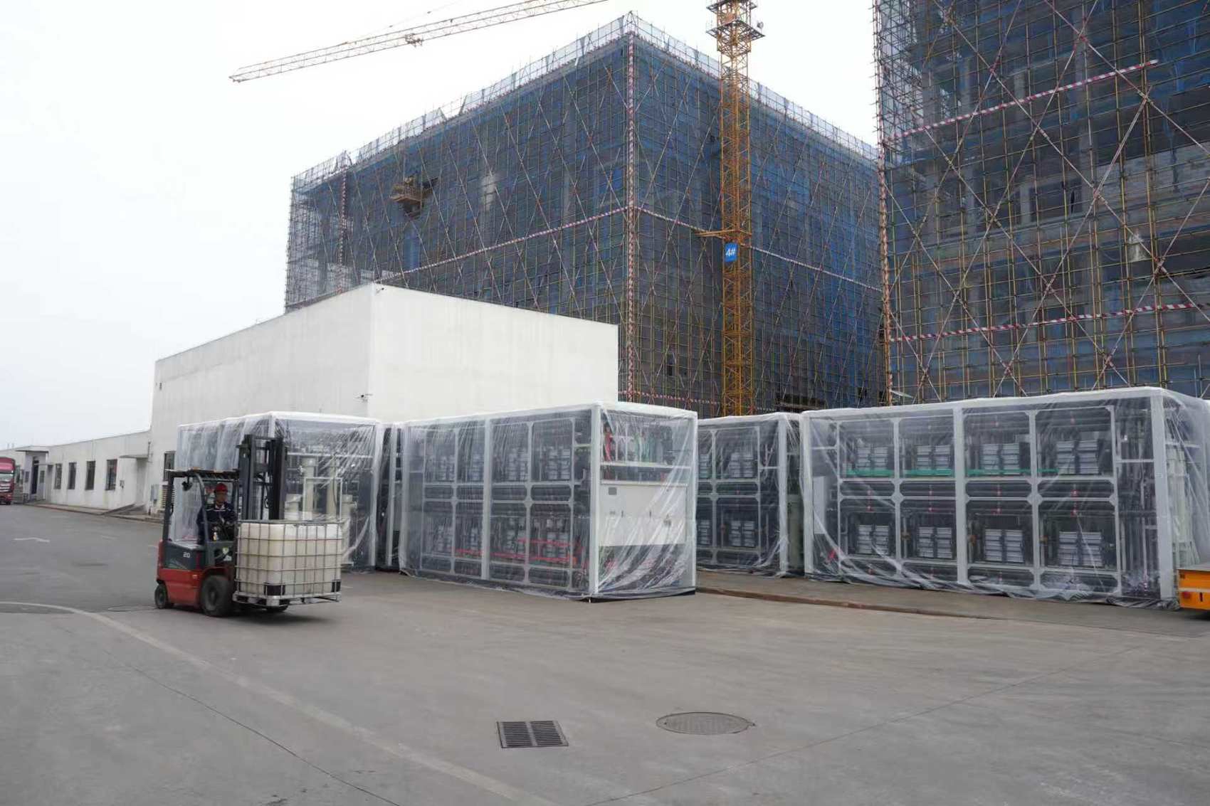 四川伟力得能源股份有限公司生产的全钒液流电池功率单元准备交付。（受访者供图）