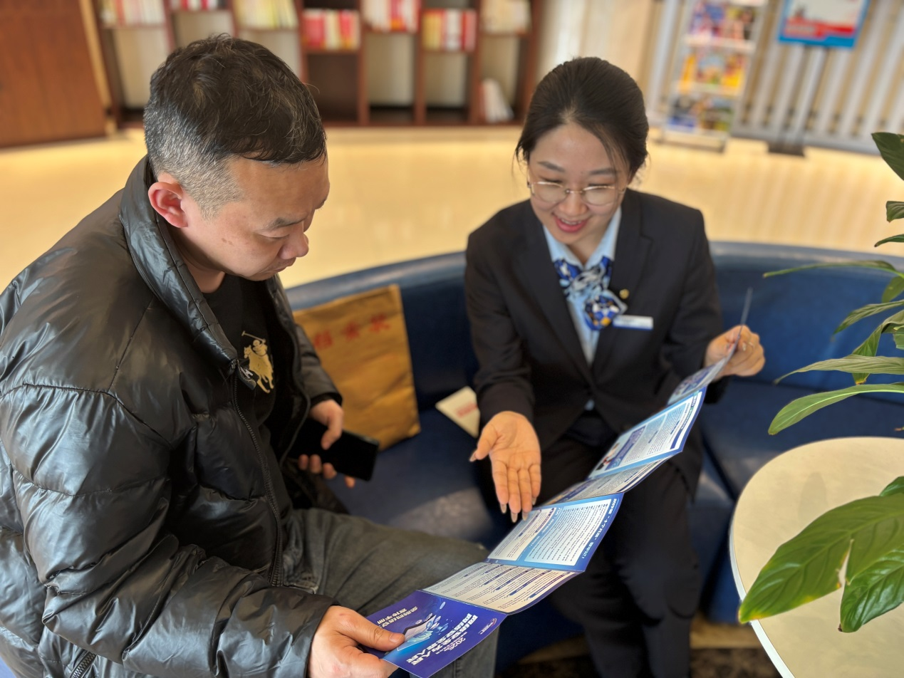 建设银行黑龙江省分行营业部“劳动者港湾”内，工作人员进行反诈宣传