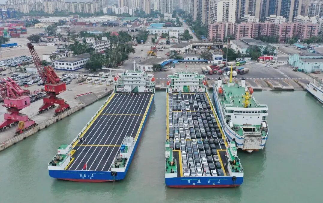 新能源车专用甲板驳船正在依序搭载过海车辆。