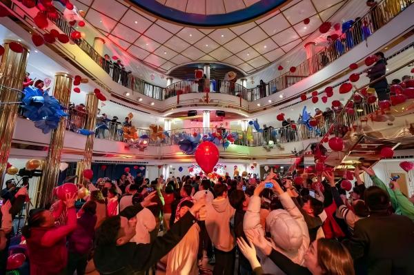 “爱达·魔都”号春节航次庆典活动现场人头攒动