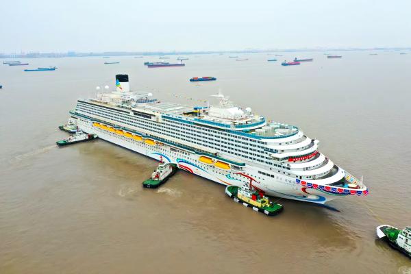 2026年3月20日，中国第二艘国产大型邮轮“爱达·花城”号在中国船舶集团上海外高桥造船有限公司顺利出坞