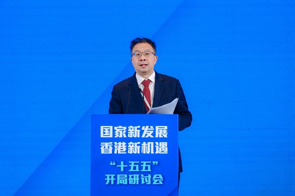 工业和信息化部消费品工业司司长何亚琼发言