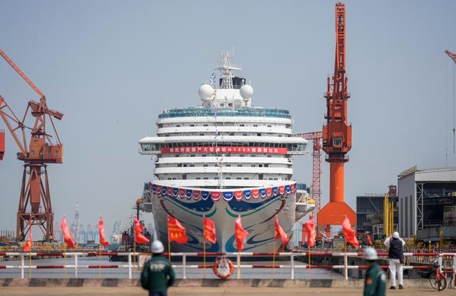 出坞现场 陈梦泽 摄