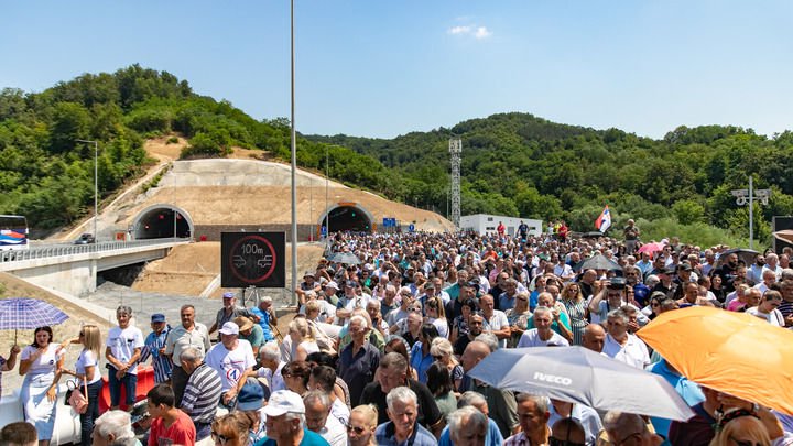 2025年7月5日，在塞尔维亚西南部城市卢查尼，当地民众参加通车仪式。新华社发（王韡摄）