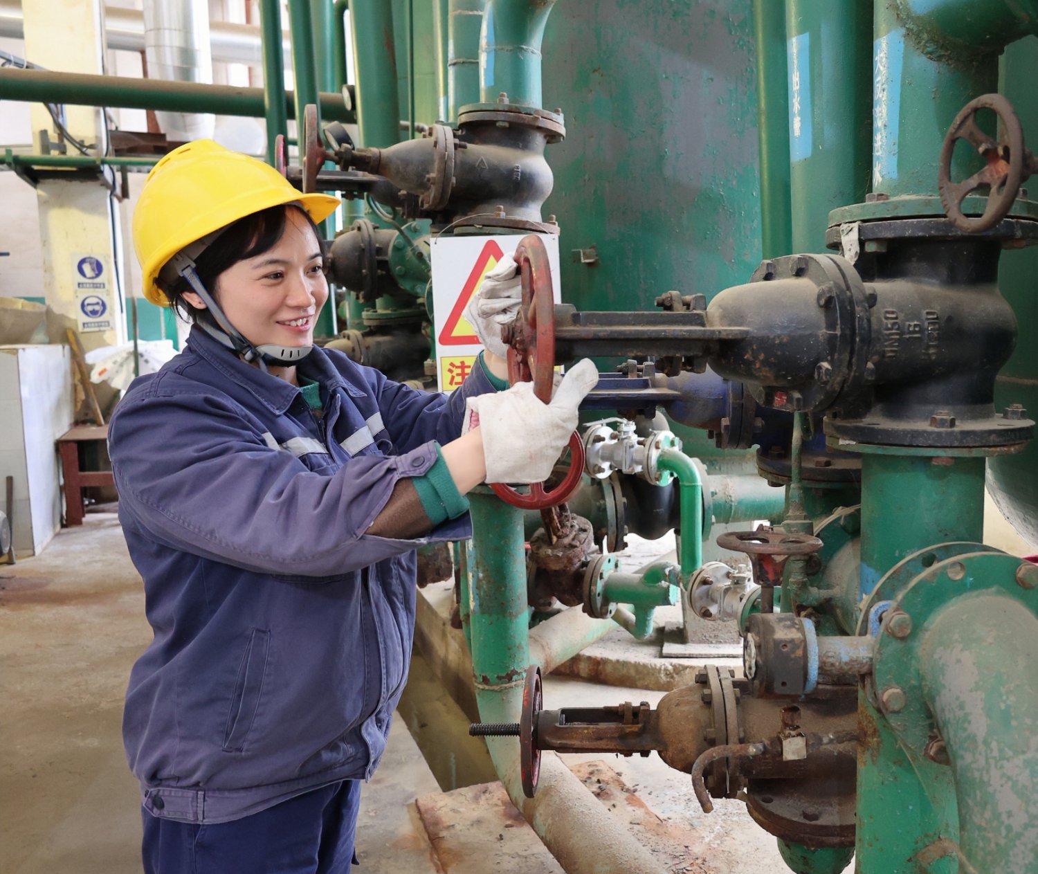 水处理工赖艺华正在动力车间作业