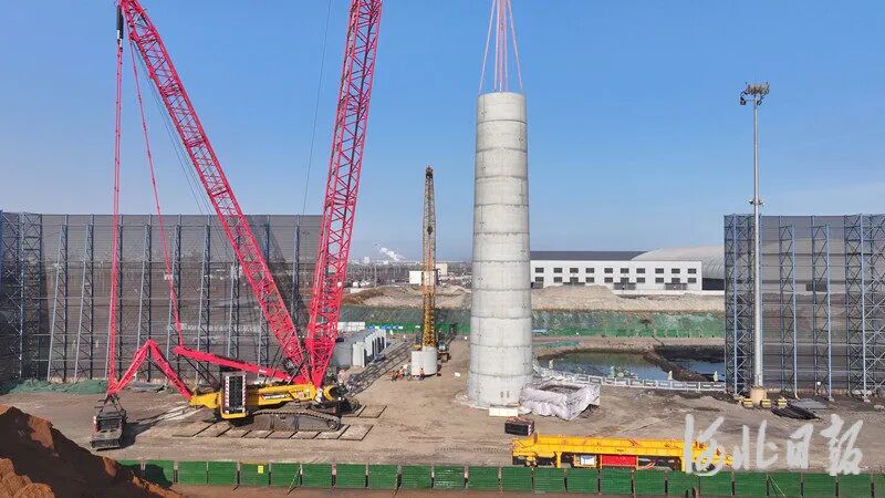 图为风力发电机组主体结构吊装施工现场。
