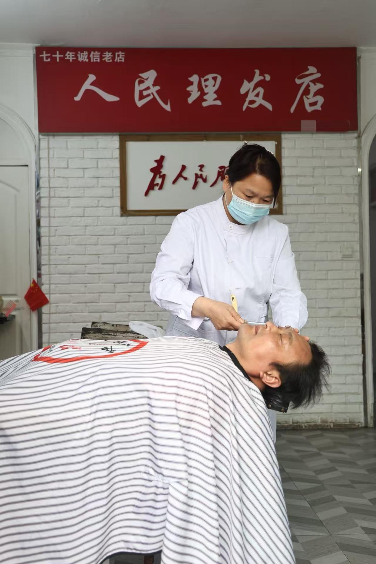 从青丝到白发，这家理发店藏着郑州七十多年时光