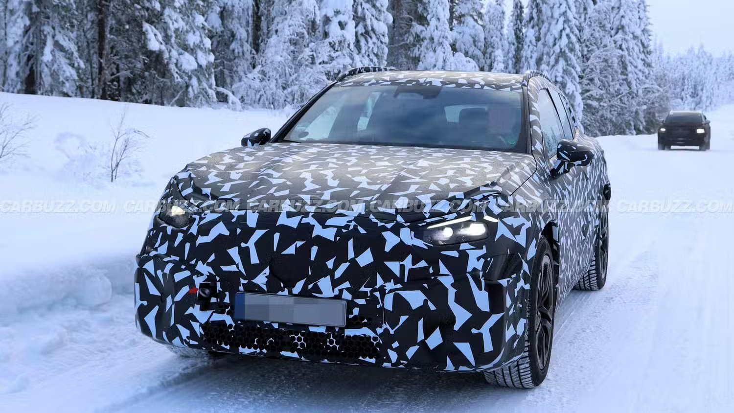 梅赛德斯-AMG 首款纯电跨界 SUV 路测图曝光，预估 1341 马力