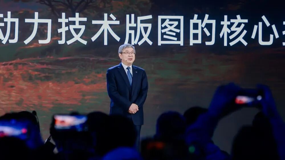 题图｜奇瑞汽车股份有限公司董事长尹同跃在电池之夜现场讲话