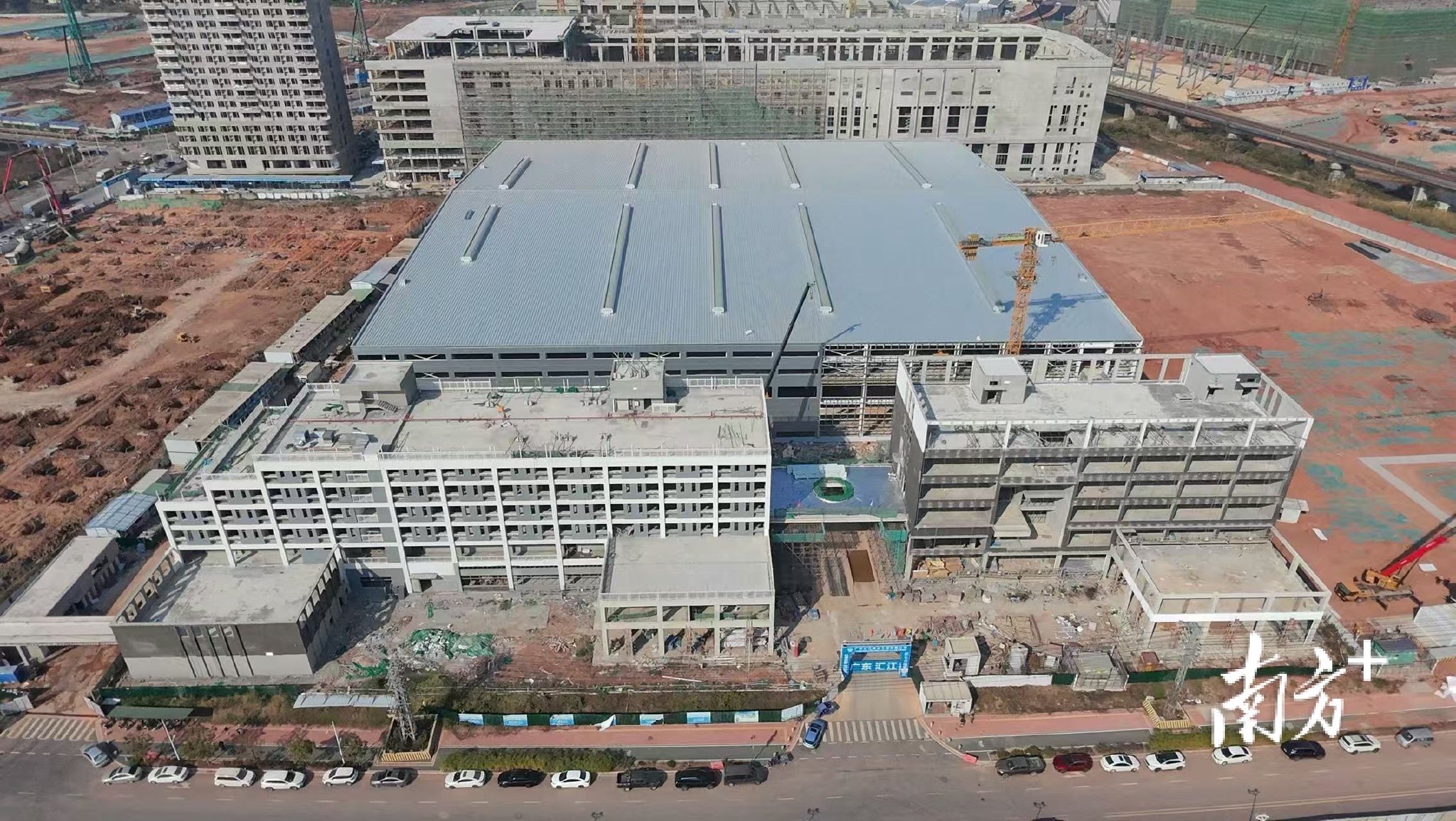 建设中的中鹏电气新型电力设备产业园。 受访者 供图