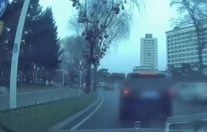 吉林长春“路虎1分钟8次别停奔驰”已转刑事案件，奔驰车主称遭电话轰炸：一大早民警上门敲门，单位领导施压要求和解