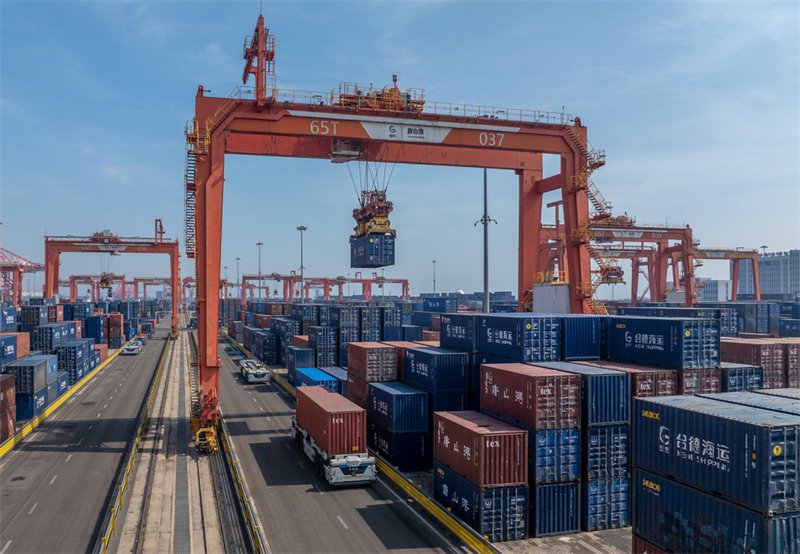 3月19日，唐山港京唐港区，无人集卡在运送货物。