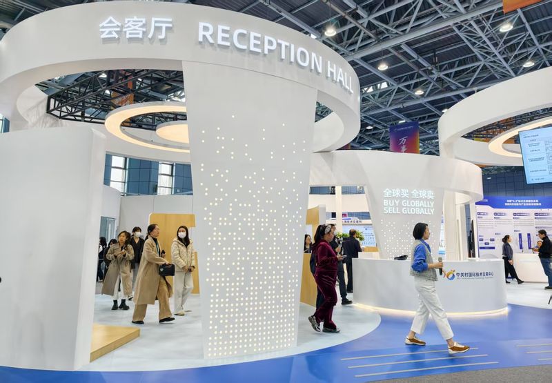 媒体在参观交易中心，这里有会客厅、路演区、洽谈区、签约区、展示区、休息区等空间。新京报记者 浦峰 摄