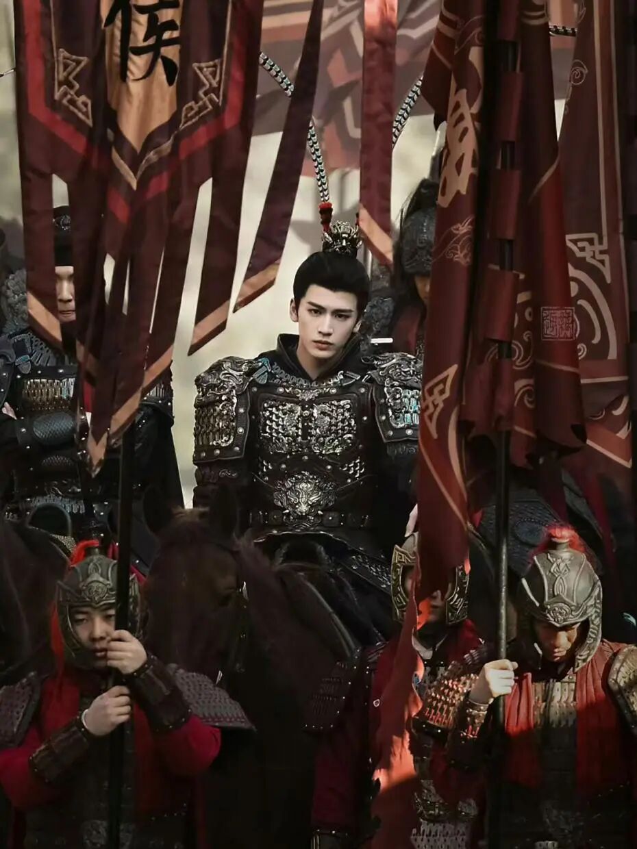 夜思｜为什么要给张凌赫头上扎个双马尾？