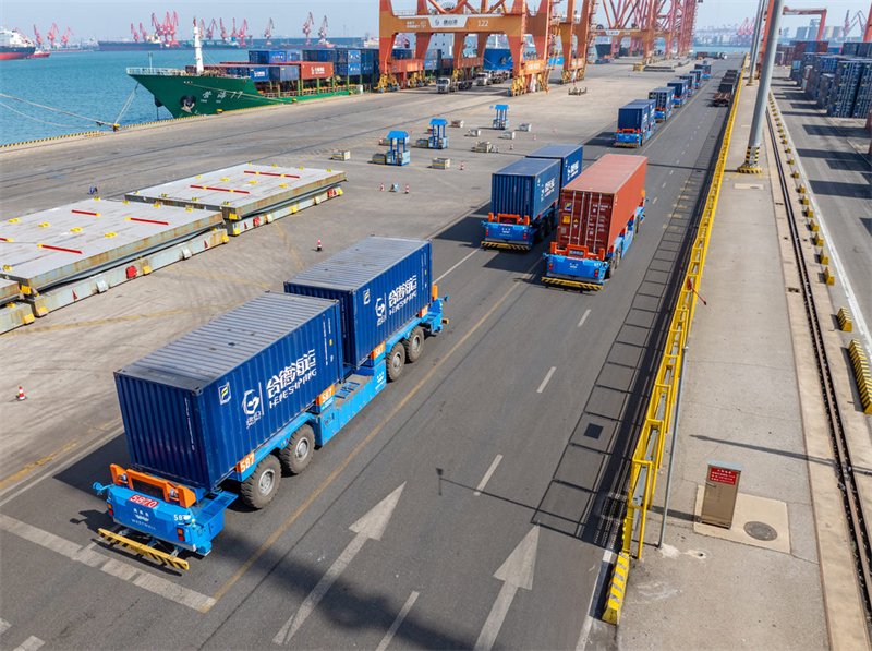 3月19日，唐山港京唐港区，无人集卡在运送货物。