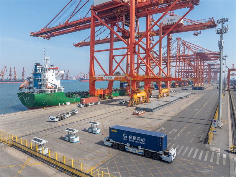 3月19日，唐山港京唐港区，无人集卡在运送货物。