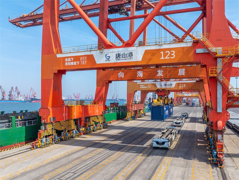 3月19日，唐山港京唐港区，无人集卡在运送货物。