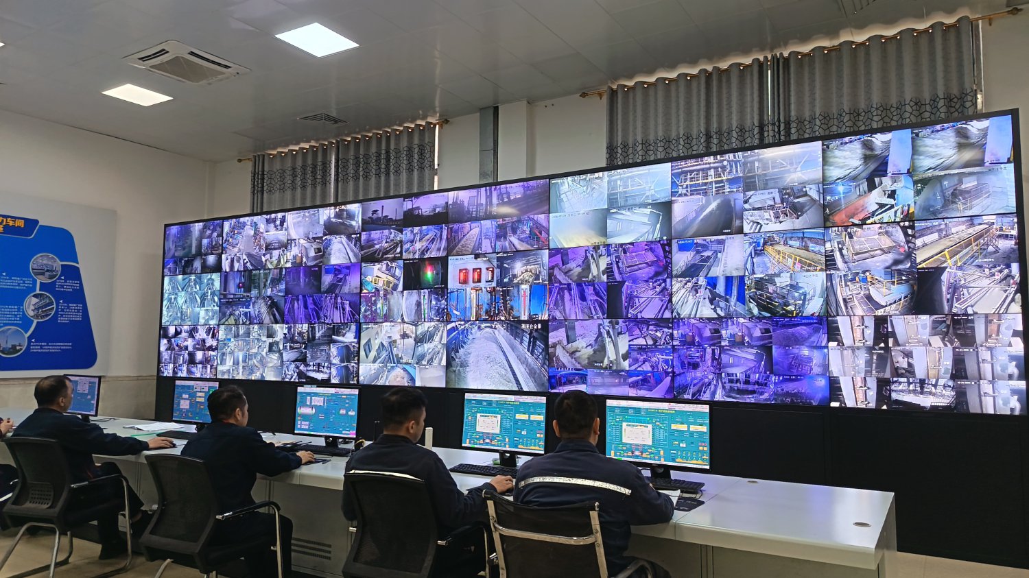 动力车间中控室内工作人员监控锅炉生产情况。（杨玉华 摄）