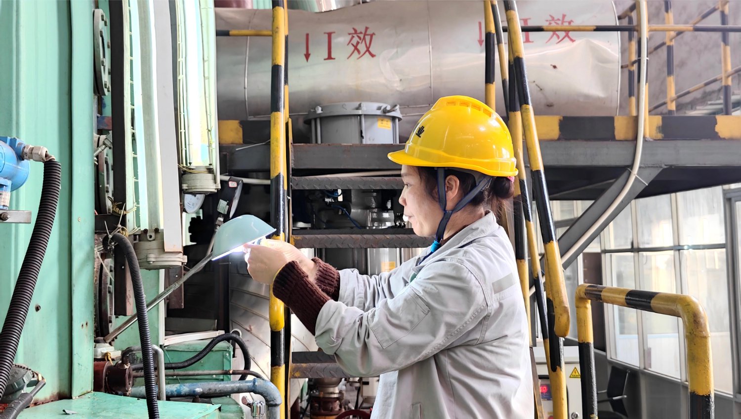 制炼车间职工。罗儒修 摄
